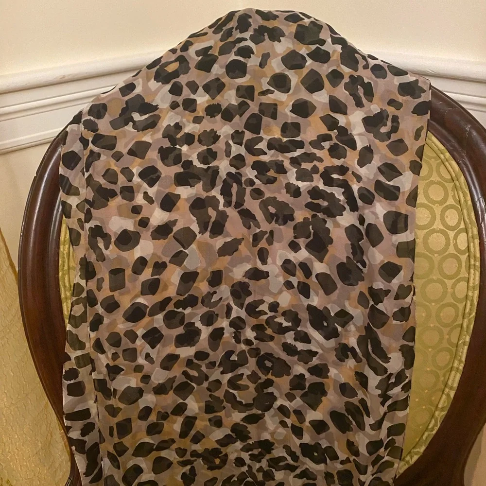 Animal print light scarf